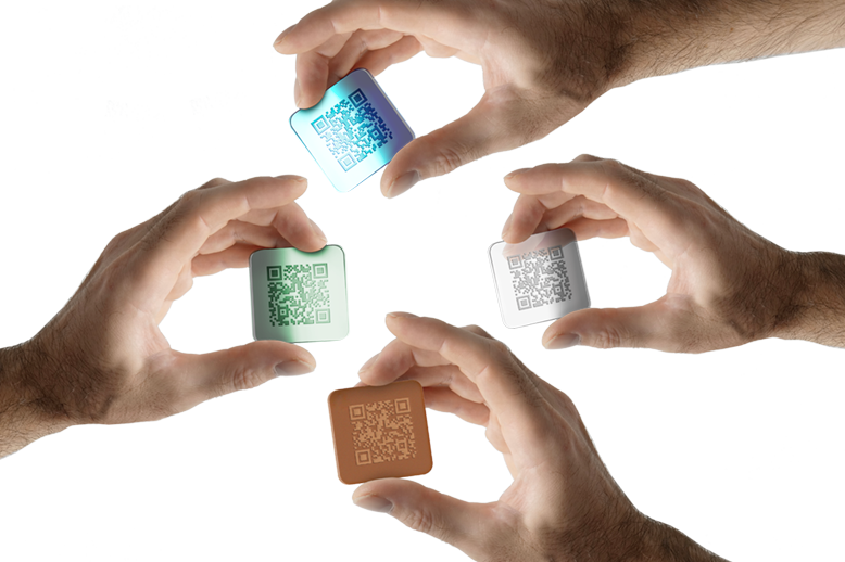 quattro mani che impugnano quattro mattonelle in plexiglass con stampato un Qr-Code